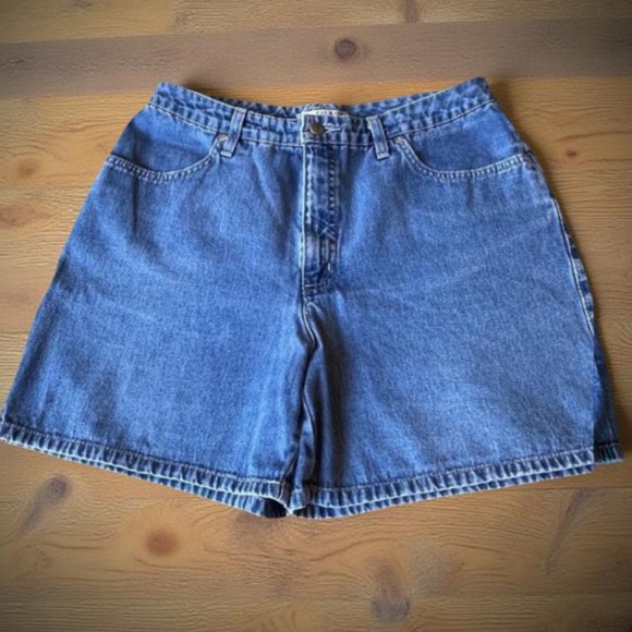 Denim shorts / high rise jean shorts w Belt buckles & 4 pockets
Sze 12 / Large - Picture 10 of 10
